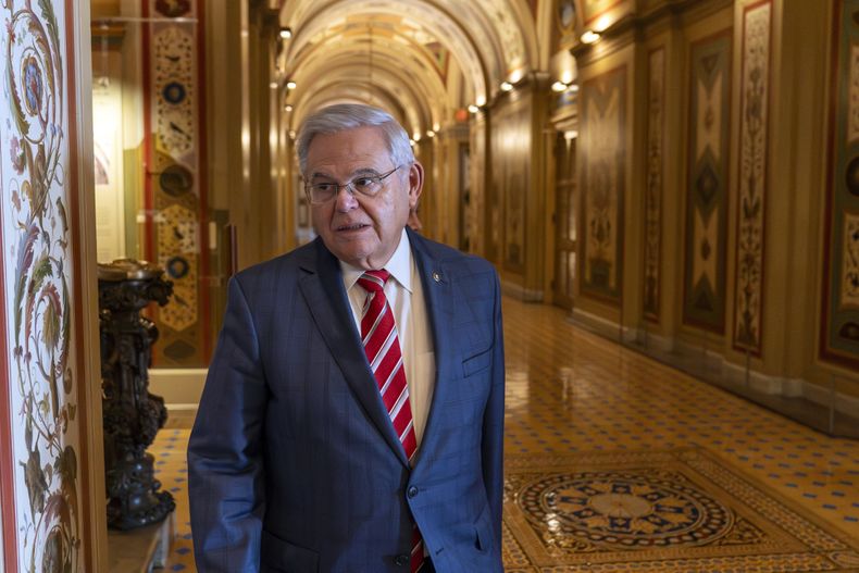 El senador Bob Menendez, demócrata por Nueva Jersey, abandona la sala del Senado en el Capitolio, el jueves 28 de septiembre de 2023, en Washington. (Foto AP/Alex Brandon)