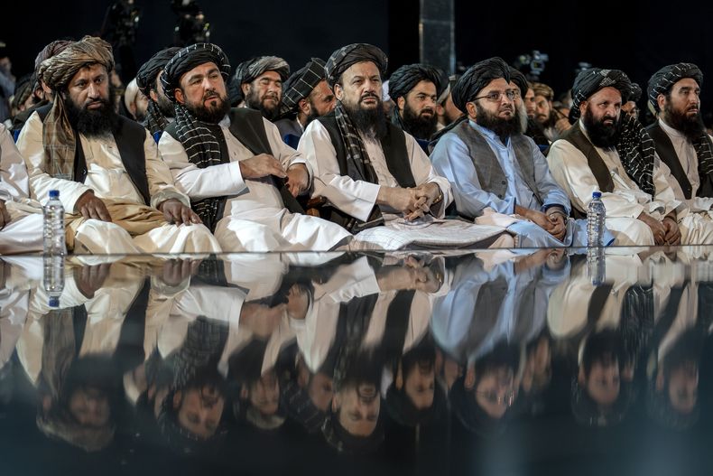 Líderes del Talibán asisten a una ceremonia para conmemorar el décimo aniversario de la muerte del mulá Mohamad Omar, el fundador de esa agrupación fundamentalista islámica, el jueves 11 de mayo de 2023, en Kabul, Afganistán. (AP Foto/Ebrahim Noroozi)