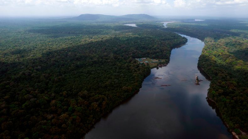 El río Esequibo en la zona de Kurupukari en Guyana, el 19 de noviembre del 2023. (AP foto/Juan Pablo Arraez)