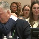 El actor Alec Baldwin llora después de que la jueza desestimara el caso de homicidio involuntario por la muerte, en 2021, de la cinefotógrafa Halyna Hutchins durante el rodaje de la película del oeste Rust, el viernes 12 de julio de 2024, en la corte distrital del condado de Santa Fe, en Nuevo México. (Video via AP)