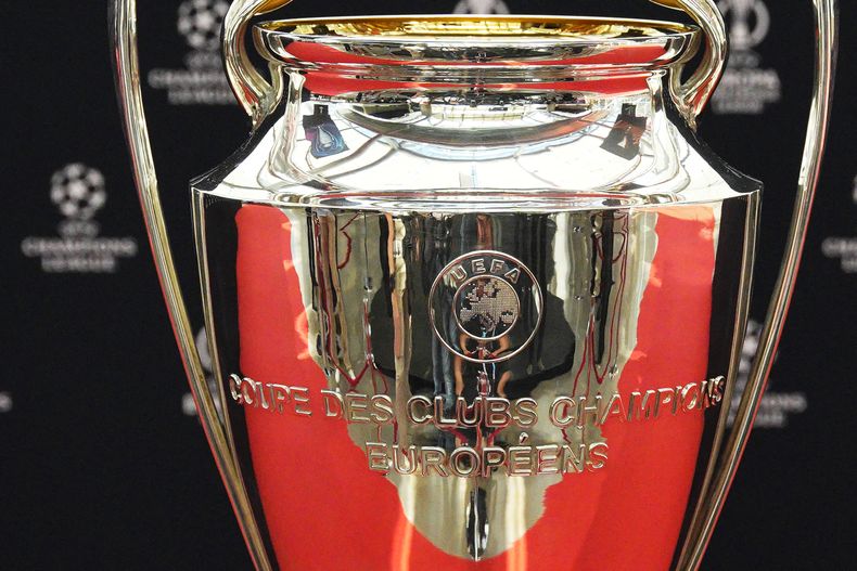 El trofeo de la Liga de Campeones antes del sorteo de la fase de grupos para la temporada 2023-24, el jueves 31 de agosto de 2023, en Mónaco. (AP Foto/Daniel Cole)