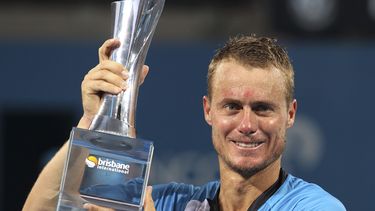 americateve | El australiano Lleyton Hewitt posa con su trofeo tras conquistar el torneo de Brisbane, en Australia, al imponerse en la final 6-1, 4-6 y 6-3 al suizo Roger Federer, el domingo 5 de junio de 2014. (AP Foto/Tertius Pickard)