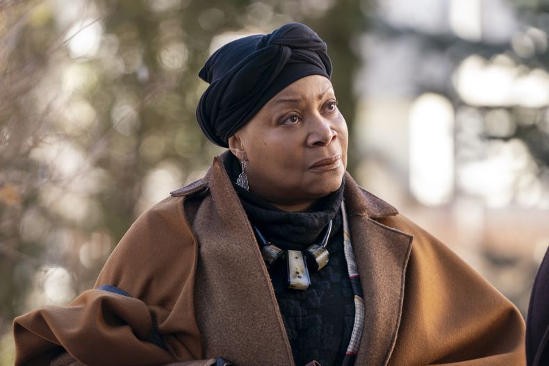En esta imagen proporcionada por Prime Video, Juanita Jennings en una escena de la serie Cross. (Keri Anderson/Prime Video via AP)