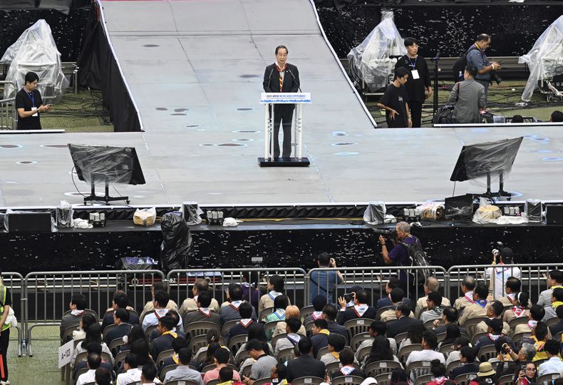 El primer ministro de Corea del Sur, Han Duck-soo, habla durante la ceremonia de clausura del Jamboree Scout Mundial en el Estadio de la Copa Mundial en Seúl, Corea del Sur, el viernes 11 de agosto de 2023.Un día después de que una poderosa tormenta tropical inundara decenas de hogares y convirtiera las calles en ríos lodosos, Corea del Sur organizó un gran concierto de K-Pop en Seúl para 40.000 Scouts cuyo campamento mundial Jamboree fue afectado por el clima. (Korea Pool vía AP)