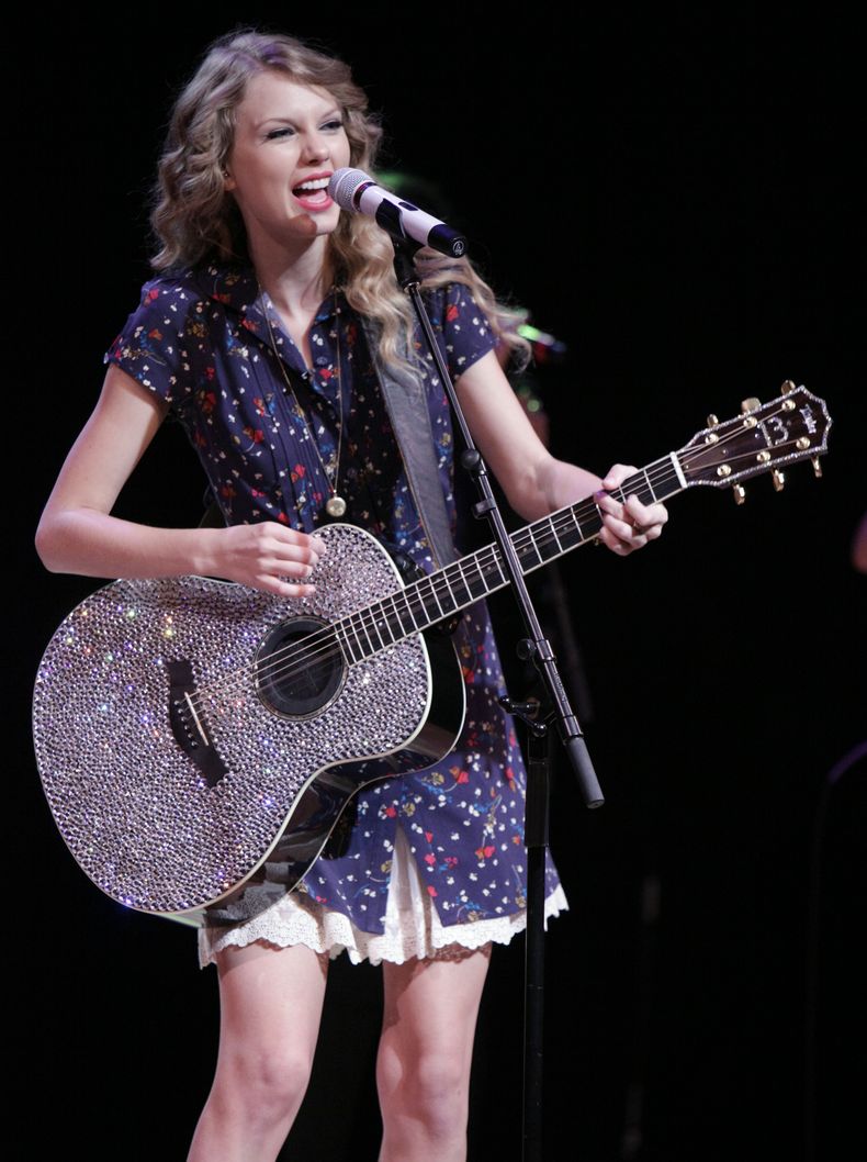 ARCHIVO - La cantante Taylor Swift se presenta en el evento Read Now with Taylor Swift para estudiantes de Nueva York patrocinado por Scholastic, Inc., en Nueva York el 27 de octubre de 2010. Swift lanzó Speak Now (Taylors Version), una versión regrabada de su álbum Speak Now con 22 canciones, incluidas seis que se escribieron durante la era original del álbum, pero que no se grabaron hasta hace poco. (Foto AP/Richard Drew, archivo)