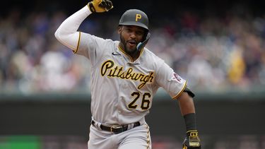 El dominicano Miguel Andújar hace un gesto mientras recorre las bases tras su jonrón de dos carreras en el sexto episodio ante los Nacionales de Washington el sábado 29 de abril del 2023. (AP Foto/Patrick Semansky)