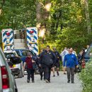Personal de búsqueda y rescate sale de un puesto de comando en el bosque St. Marys en camino a Blue Ridge Parkway para buscar el lugar en el que chocó una avioneta Cessna Citation sobre terreno montañoso, el domingo 4 de junio de 2023, en Montebello, Virginia. (Randall K. Wolf via AP)