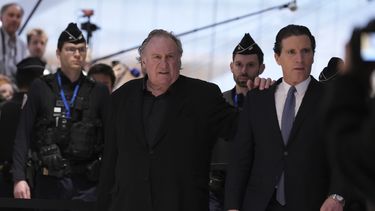 ARCHIVO - El actor Gerard Depardieu llega con su abogado Jeremie Assous, a la derecha, para enfrentar el juicio por las presuntas agresiones sexuales de dos mujeres en una filmación en 2021, el lunes 24 de marzo de 2025 en París. (Foto AP/Aurelien Morissard, archivo)