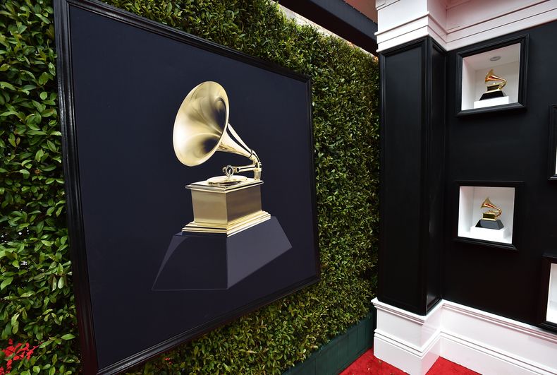 ARCHIVO - Premios Grammy decorativos aparecen en la alfombra roja de la 64ª entrega anual de los premios Grammy en Las Vegas el 3 de abril de 2022. (Foto Jordan Strauss/Invision/AP, archivo)