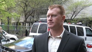 americateve | En esta foto tomada de video, el pacaidista James Brady, quien se lanz&oacute; del Centro de Comercio Mundial el a&ntilde;o pasado, sale del Tribunal Supremo estatal despu&eacute;s de su apertura de proceso, el martes 6 de mayo de  2014, en Nueva York. (F