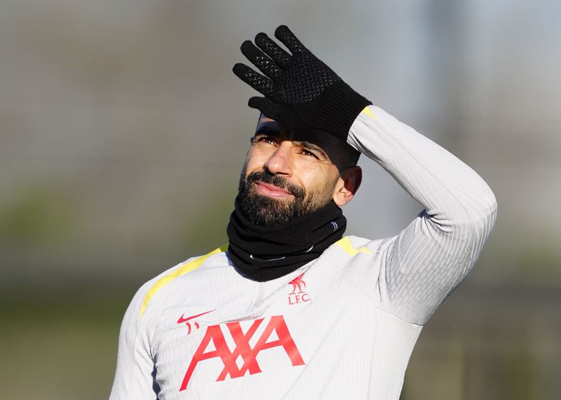 Mohamed Salah, del Liverpool, durante una sesión de entrenamiento en el campo de entrenamiento AXA en Liverpool, Inglaterra, el martes 26 de noviembre de 2024. (Peter Byrne/PA vía AP)