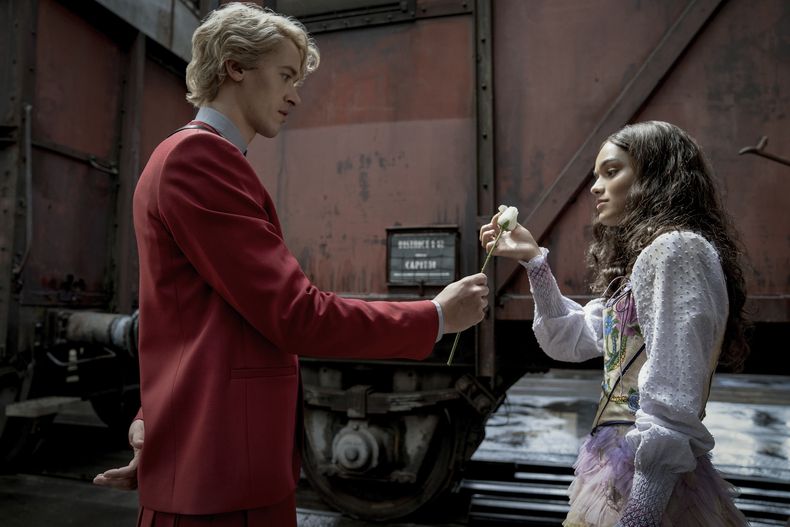 En esta imagen proporcionada por Lionsgate, Tom Blyth, izquierda, y Rachel Zegler en una escena de The Hunger Games: The Ballad of Songbirds and Snakes. (Murray Close/Lionsgate vía AP)
