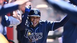 Victor Mesa Jr., de los Rays de Tampa Bay, es felicitado por sus compañeros después de batear un jonrón de dos carreras durante la octava entrada del juego de béisbol de Grandes Ligas ante los Angelinos de Los Ángeles, el domingo 14 de junio de 2026, en Anaheim, California. (AP Foto/William Liang)