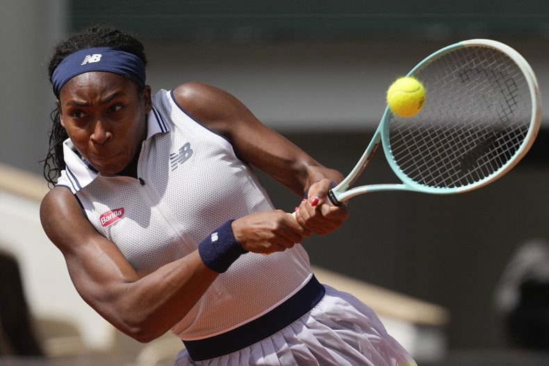 La estadounidense Coco Gauff durante su partido de semifinales del Abierto de Francia contra la polaca Iga Swiatek en el estadio Roland Garros en París, el jueves 6 de junio de 2024. (AP Foto/Thibault Camus)