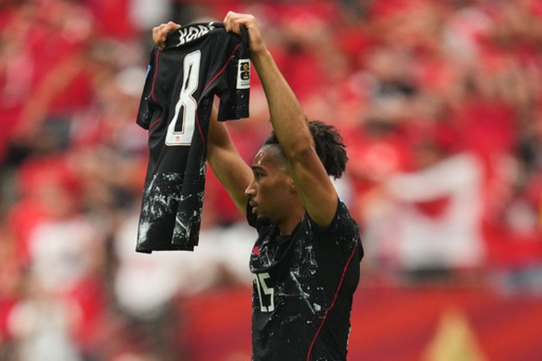 Nathan Saliba, de la selección de Canadá, muestra la camiseta de su compañero lesionado Ismael Kone, tras anotar ante Qatar en el Mundial, el jueves 18 de junio de 2026 en Vancouver (AP Foto/Abbie Parr)