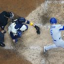 Urías, Dodgers blanquean 4-0 a Cerveceros
