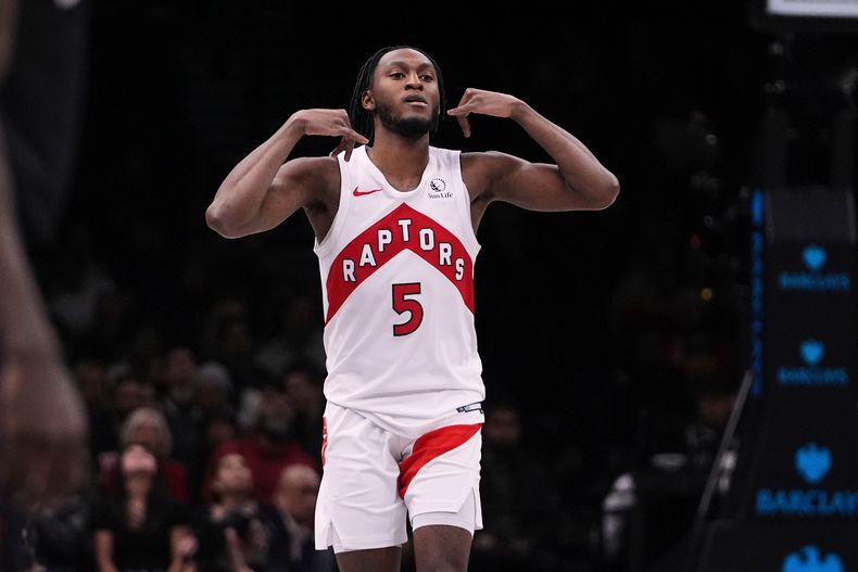 Immanuel Quickley, de los Raptors de Toronto, festeja luego de atinar un triple ante los Nets de Brooklyn, el martes 11 de noviembre de 2025 (AP Foto/Frank Franklin II)