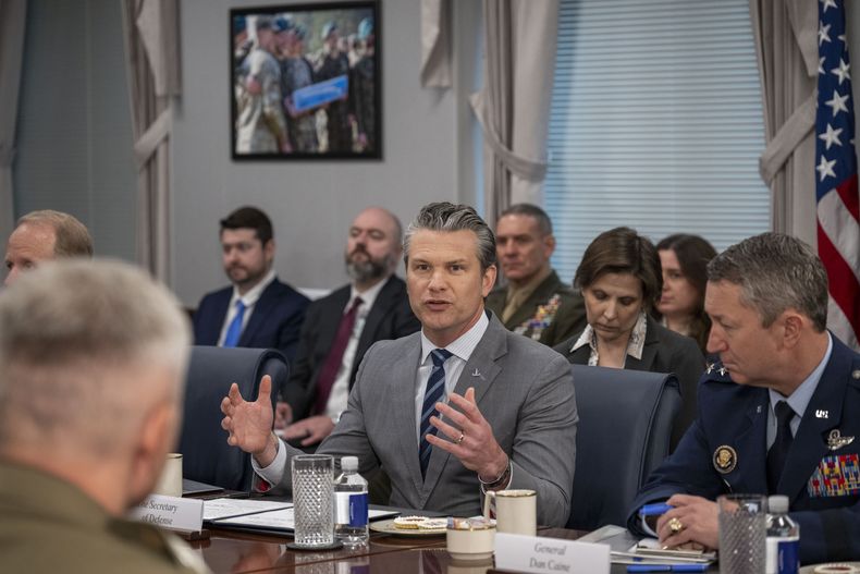 El secretario de Defensa estadounidense Pete Hegseth en el Pentágono en Washington el 27 de mayo del 2025. (AP foto/Kevin Wolf)