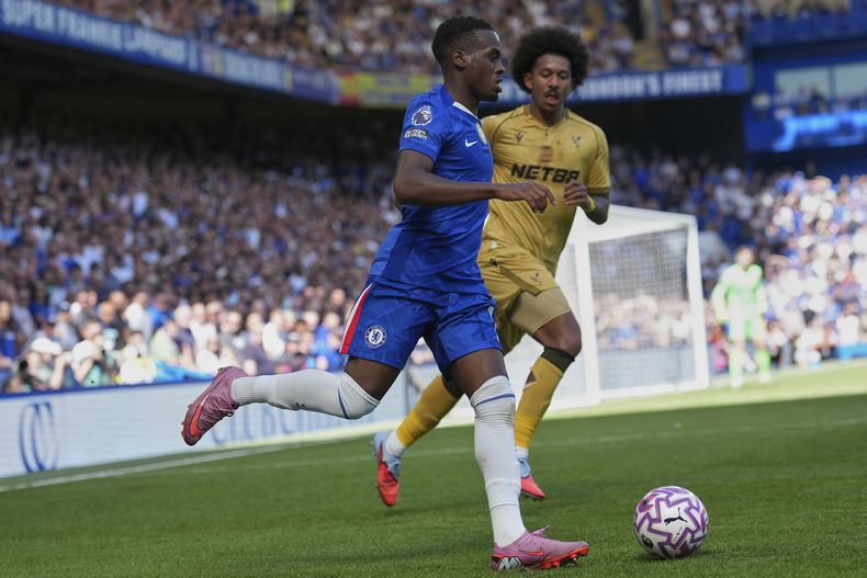 Jamie Gittens del Chelsea en acción ante Chis Richards del Crystal Palace en el encuentro de la Liga Premier el domingo 17 de agosto del 2025. (AP Foto/Dave Shopland)