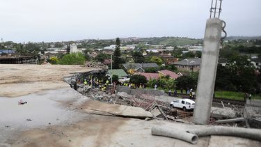americateve | Escena de un centro comercial en Tongaat, Sud&aacute;frica, que se derrumb&oacute; el martes 19 de noviembre de 2013. El derrumbe del centro en construcci&oacute;n dej&oacute; un muerto y 26 heridos, adem&aacute;s de trabajadores atrapados bajo los escomb