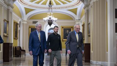 El presidente ucraniano Volodymyr Zelenskyy, al centro, camina en compañía del líder de la mayoría del Senado, Chuck Schumer, derecha, y el líder de la minoría de la cámara alta, Mitch McConnell, a su llegada al Capitolio para reunirse con legisladores de ambos partidos, el jueves 26 de septiembre de 2024, en Washington. (AP Foto/J. Scott Applewhite)