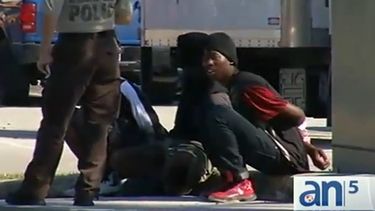 americateve | La policía arrestó a dos adolescentes en relación con un tiroteo en North Miami Beach que dejó a un joven hispano muerto. En la balacera una mujer resultó herida.