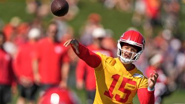 Patrick Mahomes, quarterback de los Chiefs de Kansas City, lanza un pase en una práctica el sábado 1 de agosto de 2026 en St. Joseph, Missouri (AP Foto/Charlie Riedel)