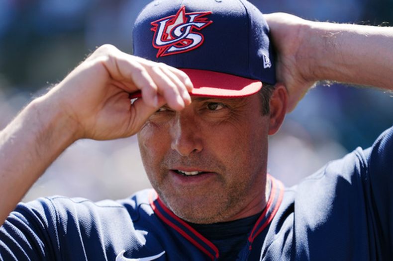 Mark DeRosa, manager de Estados Unidos, se ajusta la gorra antes de un juego de exhibición ante los Rockies de Colorado, el miércoles 4 de marzo de 2026 en Scottsdale, Arizona (AP Foto/Ross D. Franklin)