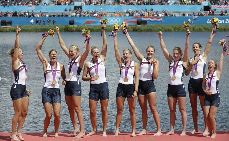 ARCHIVO - Las remeras estadounidense Mary Whipple, Caryn Davies, Caroline Lind, Eleanor Logan, Meghan Musnicki, Taylor Ritzel, Esther Lofgren, Zsuzsanna Francia y Erin Cafaro tras ganar la medalla de oro del ocho con timonel femenino de los Juegos Olímpicos de Londres, el 2 de agosto de 2012, en Eton Dorney. (AP Foto/Natacha Pisarenko)