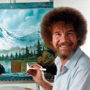 En esta imagen difundida por Bob Ross Inc., Bob Ross posa para una fotografía frente a una de sus obras. (Bob Ross Inc. vía AP)