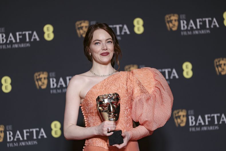 Emma Stone, ganadora del premio mejor actriz por Poor Things posa en la 77a entrega de los Premios de la Academia Británica de Cine (BAFTA) en Londres el domingo 18 de febrero de 2024. (Foto Vianney Le Caer/Invision/AP)