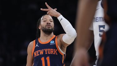 Jalen Brunson, base de los Knicks de Nueva York, festeja tras encestar un triple en el duelo del martes 6 de febrero de 2024, ante los Grizzlies de Memphis (AP Foto/Mary Altaffer)