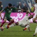 Jorge Sánchez, de México, izquierda, y Weston McKennie, de Estados Unidos, disputan un balón durante la primera mitad de la semifinal de la Liga de Naciones de CONCACAF, el jueves 15 de junio de 2023, en Las Vegas. (AP Foto/John Locher)