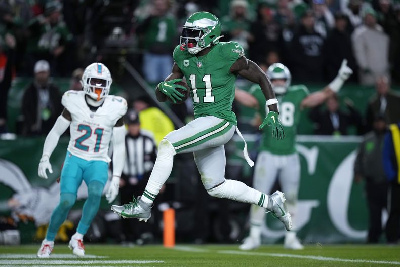 A.J. Brown (11), receptor de los Eagles de Filadelfia, consigue un touchdown durante la segunda mitad del juego de la NFL en contra de los Dolphins de Miami, el domingo 22 de octubre de 2023, en Filadelfia. (AP Foto/Matt Slocum)