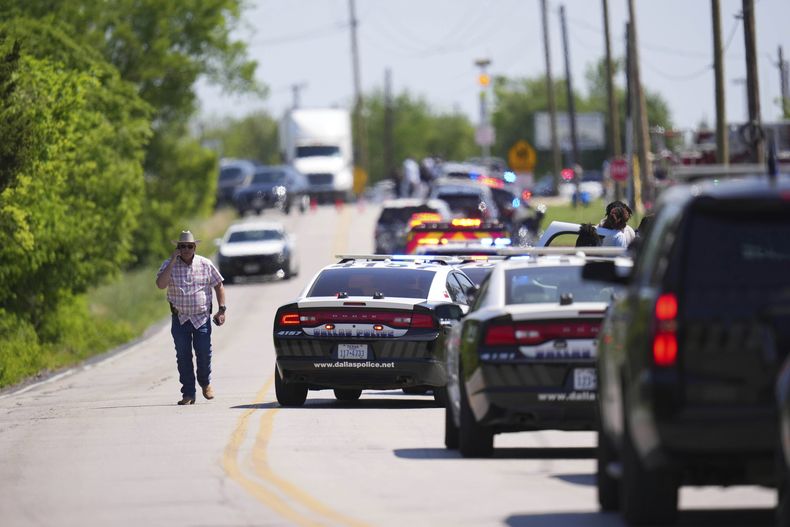 Un agente encubierto de la policía de caminos de Texas llega a la secundaria Wilmer-Hutchins, en Dallas, Texas, donde se reportaron disparos el martes 15 de abril de 2025. (AP Foto/Julio Cortez)
