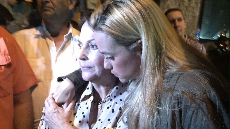 Lilian Tintori, esposa de Leopoldo López, consuela a&nbsp;Mitzi Capriles, casa con Antonio Ledezma