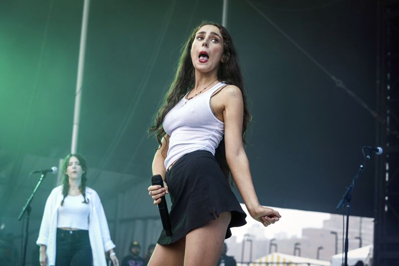 La cantautora Samia actúa durante el festival de música All Things Go el domingo 29 de septiembre de 2024 en el estadio Forest Hills en Forest Hills, Nueva York (Foto Andy Kropa/Invision/AP)