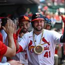 Alec Burleson (41), de los Cardenales de San Luis, es felicitado en el dugout después de batear un cuadrangular solitario en la quinta entrada del juego de béisbol de Grandes Ligas contra los Rockies de Colorado el domingo 9 de agosto de 2026, en San Luis. (AP Foto/Joe Puetz)