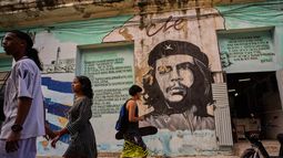 La gente pasa frente a un mural del Che Guevara en La Habana, el martes 17 de febrero de 2026. (Foto AP/Ramón Espinosa)