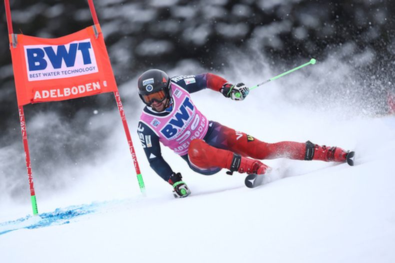 ARCHIVO - Foto del 8 de enero del 2022, el ruso Ivan Kuznetsov participa en la prueba de slalom gigante del esquí alpino en la Copa Mundial. (AP Foto/Gabriele Facciotti, Archivo)