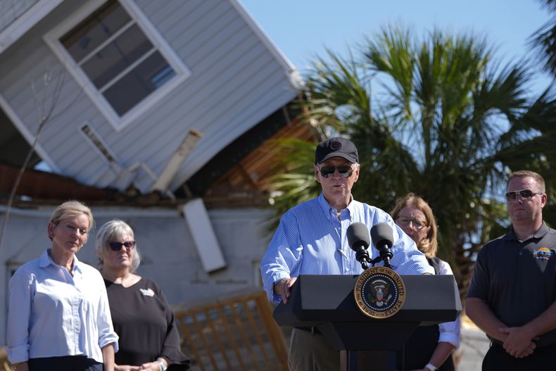 El presidente Joe Biden habla durante un recorrido de las zonas afectadas por el huracán Milton, el domingo 13 de octubre de 2024, en St. Pete Beach, Florida. (AP Foto/Manuel Balce Ceneta)