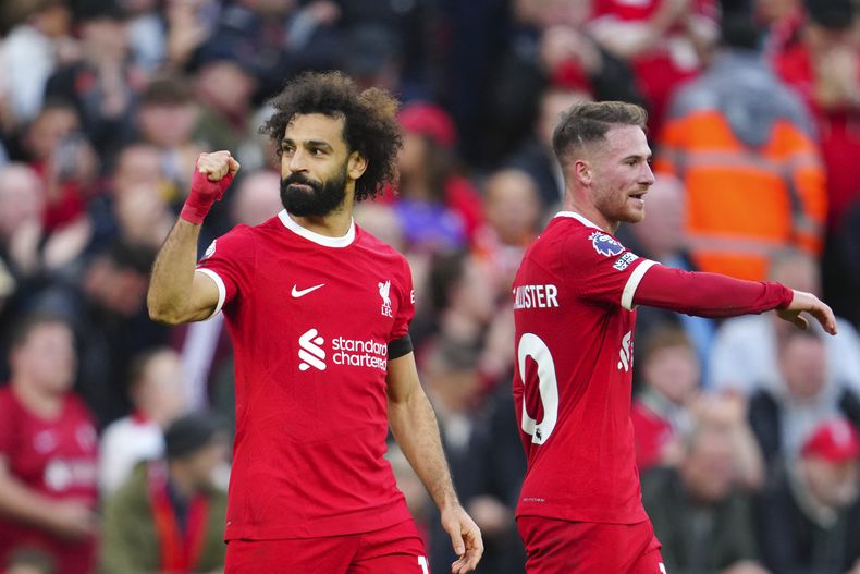 Mohamed Salah del Liverpool celebra al anotar el tercer gol de su equipo en el encuentro de la Liga Premier ante el Nottingham Forest el domingo 29 de octubre del 2023. (AP Foto/Jon Super)