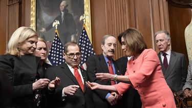 Pelosi da bolígrafos que usó en artículos de juicio político
