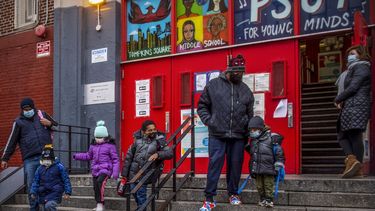 ARCHIVO – Varios niños y sus tutores salen de la escuela P.S. 64 en el vecindario de East Village, en Manhattan, el martes 21 de diciembre de 2021, en Nueva York. (AP Foto/Brittainy Newman, Archivo)