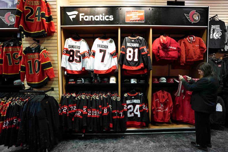 Camisetas de los Senators de Ottawa con los nombres de Hollander y Rozanov, los principales personajes de la serie televisiva Heated Rivalry, aparecen colgadas en una tienda oficial de los Senators, el 31 de enero de 2026. (Justin Tang/The Canadian Press vía AP)