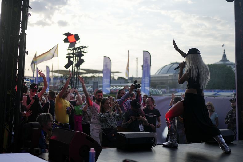 La aritista Jaydena Athena de Martel actúa en la inauguración de la Casa del Orgullo, el espacio seguro para la comunidad de atletas LGBT+, durante los Juegos Olímpicos de Verano de 2024, el lunes 29 de julio de 2024, en París, Francia. (Foto AP/Natacha Pisarenko)