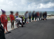 36 balseros llegan a florida y mas migrantes cubanos son detenidos en un trailer en mexico