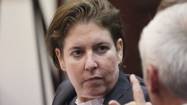 Sarah Boone, acusada de colocar a su novio dentro de una maleta y dejarlo morir asfixiado como parte de una historia de abuso doméstico y de sustancias, habla con su abogado defensor James Owens antes de los argumentos finales de su juicio, el viernes 25 de octubre de 2024, en la Corte del Condado de Orange, en Orlando, Florida. (Ricardo Ramirez Buxeda/Orlando Sentinel vía AP, Pool, Archivo)