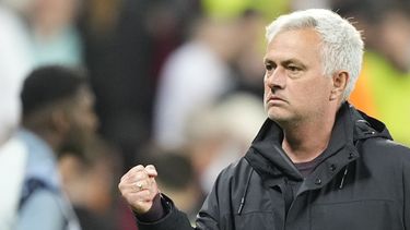 El técnico de la Roma José Mourinho celebra luego de lograr la clasificación a la final de la Liga Europa con un empate 0-0 contra Bayer Leverkusen, el jueves 18 de mayo de 2023, en Leverkusen. (AP Foto/Martin Meissner)