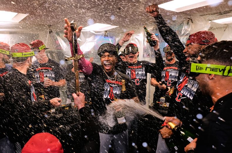 El pelotero Ángel Martínez, de los Guardianes de Cleveland (centro), celebra con sus compañeros tras asegurar un puesto en la postemporada luego de un partido de béisbol contra los Medias Rojas de Boston, el 24 de septiembre de 2026, en Boston. (Foto AP/Charles Krupa)